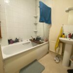 the bathroom inside of seaside road in eastbourne, a property to let